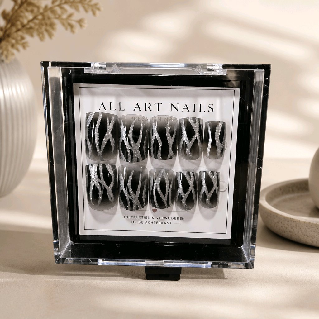 Silver Zebra zwarte press-on nagels met zilveren lijnen