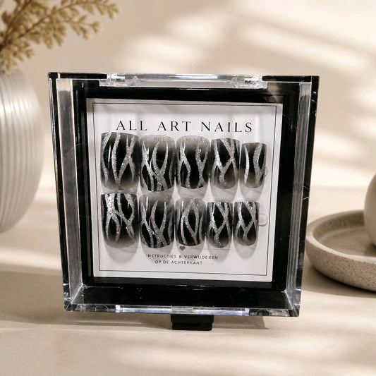 Silver Zebra zwarte press-on nagels met zilveren lijnen